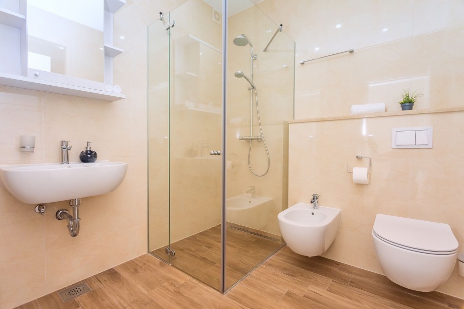 En-suite bathroom with shower attached to Bedroom No4
