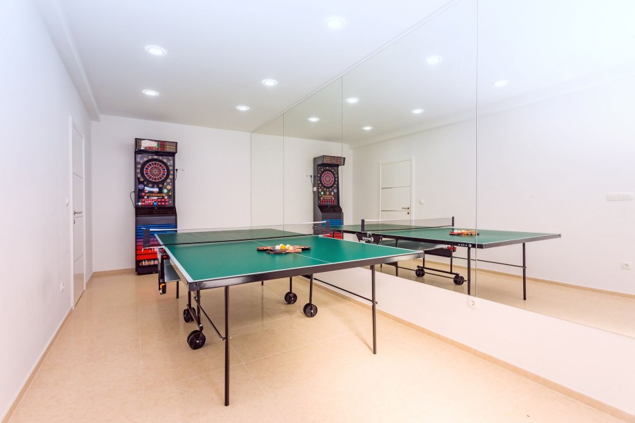 Fun Zone with a TV, table tennis and darts (lowest level)