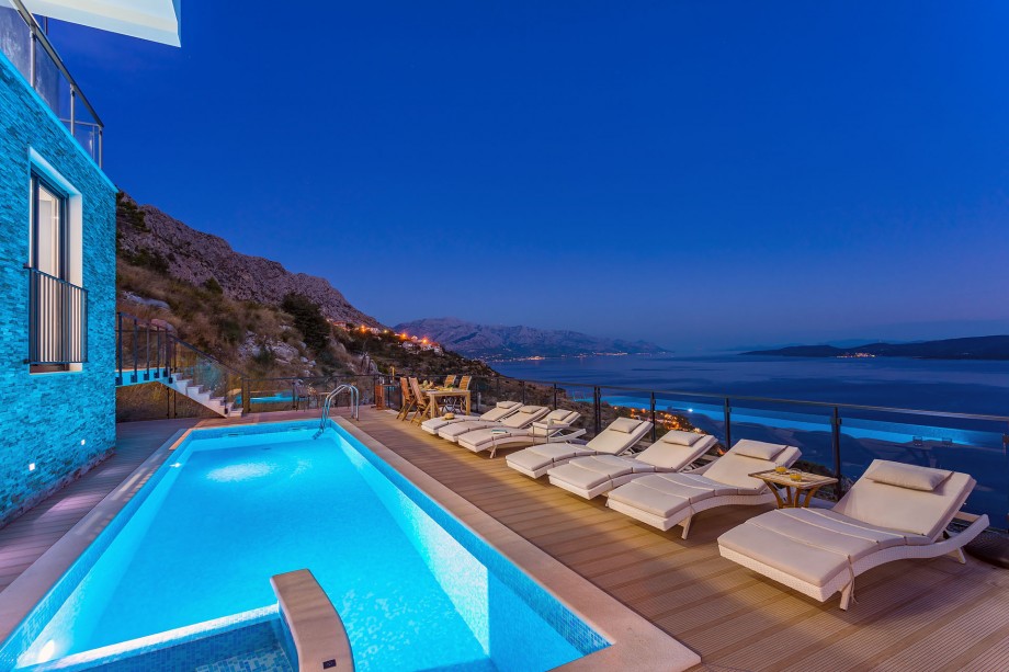 Come and enjoy all offered in this contemporary and very spacious Villa