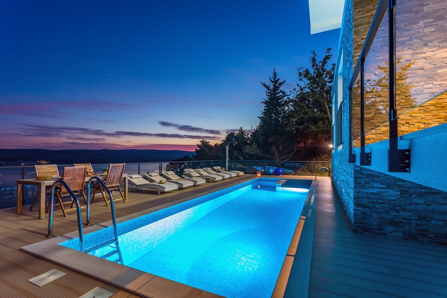 Huge sun deck area with 10 deck chairs and 4 sun umbrellas