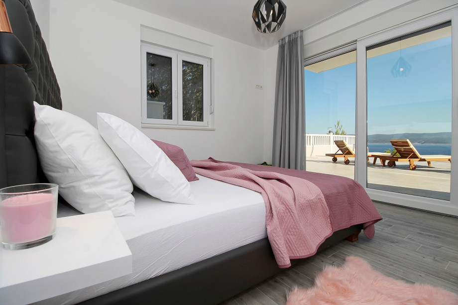 Bedroom on the pool level with double bed180x200