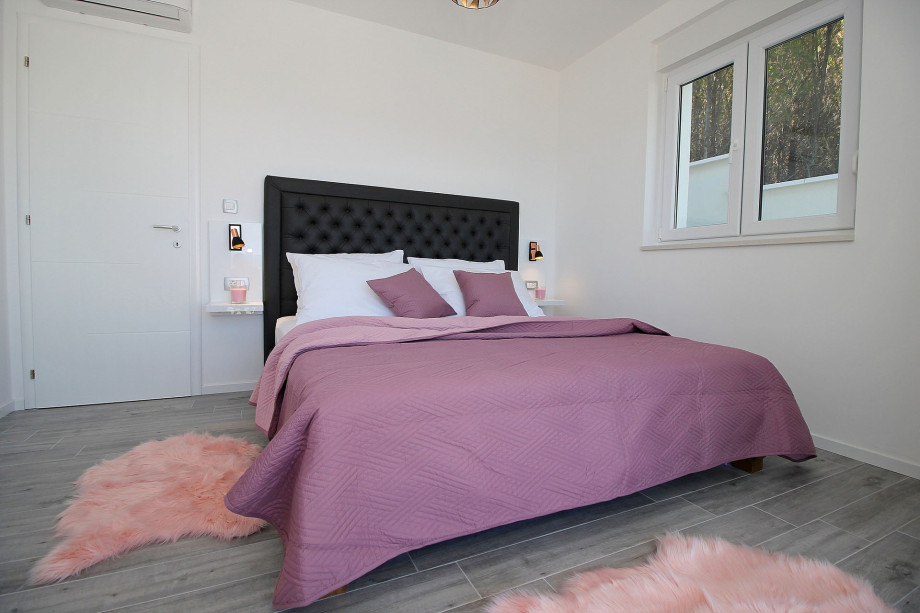 Bedroom on the pool level with double bed180x200