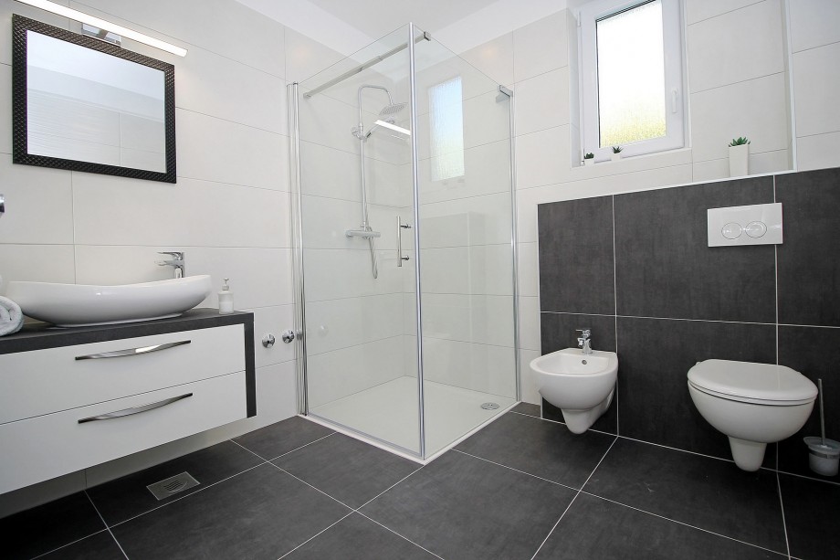 One of the 4 family bathrooms with a shower