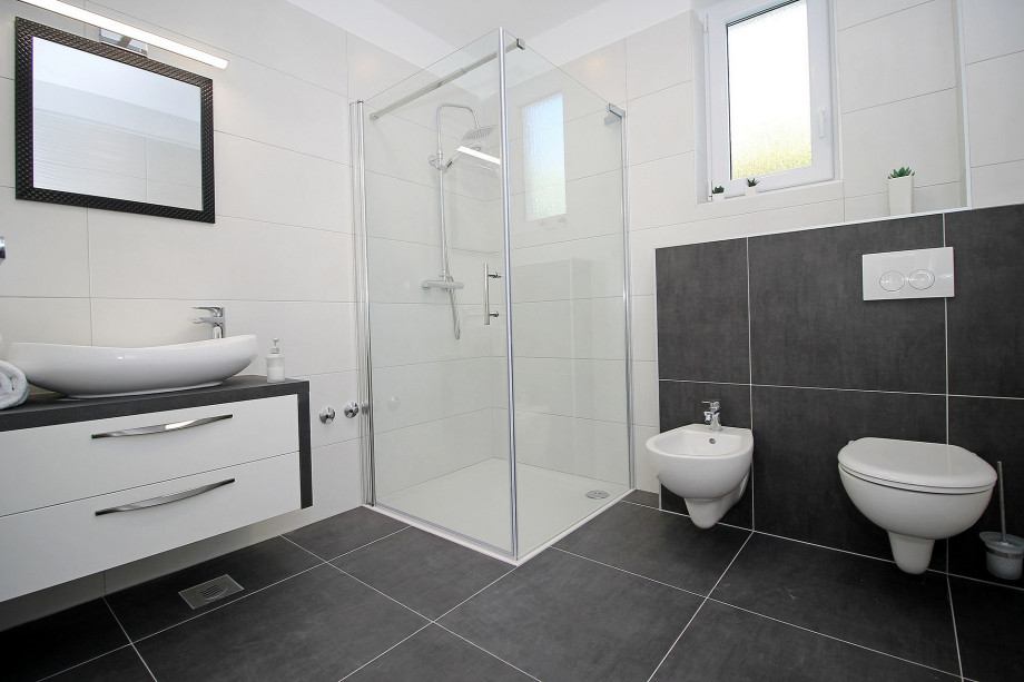 One of the 4 family bathrooms with a shower