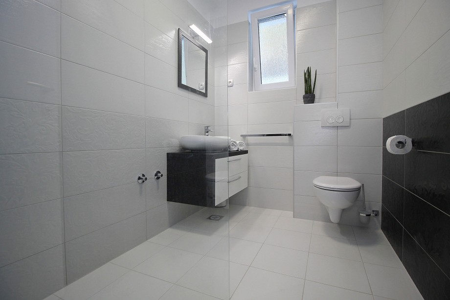 One of the 4 family bathrooms with a shower