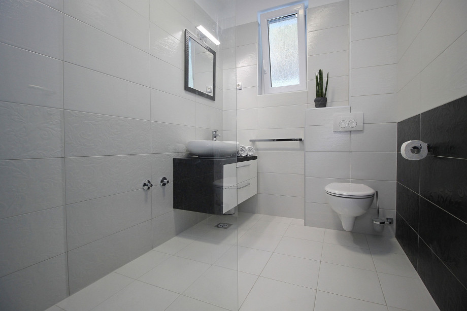 One of the 4 family bathrooms with a shower