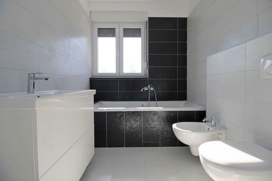 En-suite, family bathroom with a bathtub, 1st floor