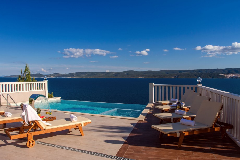 Swimming pool with attached Whirlpool (same temperature as the pool water)
