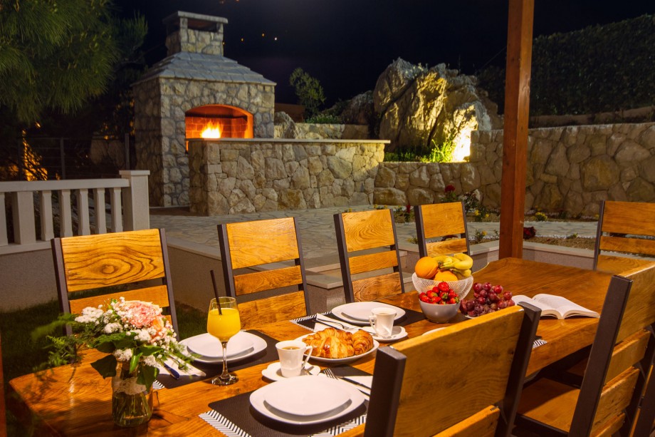Outdoor dining area with a direct exit from the kitchen, next to the grill