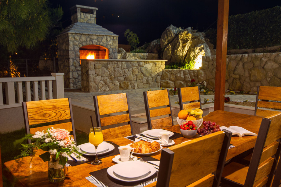 Outdoor dining area with a direct exit from the kitchen, next to the grill