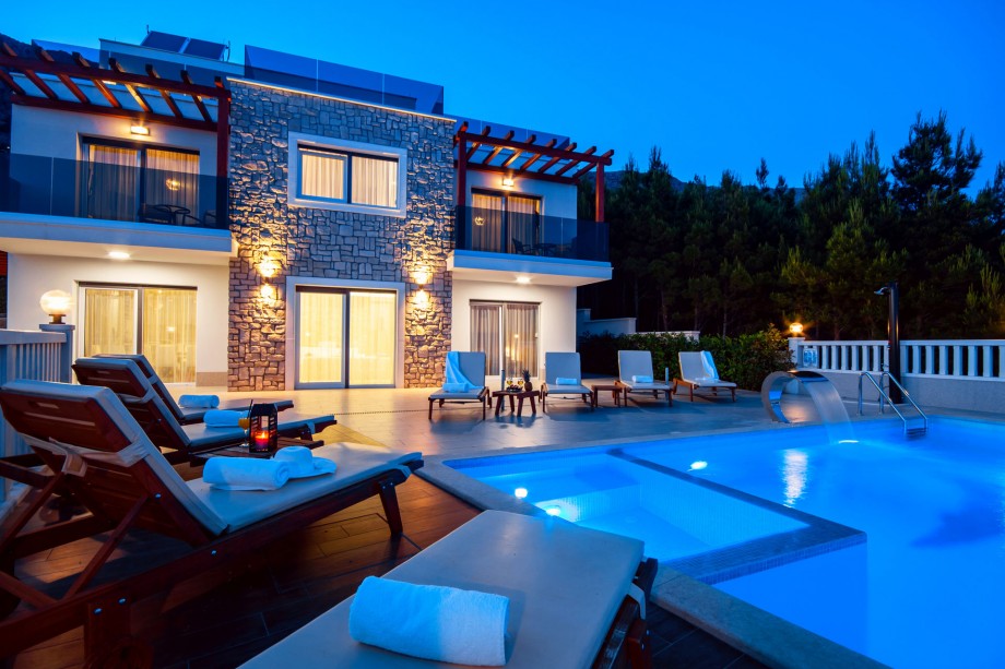 Villa Mirna in the night, very nicely organized lights at the outdoor area