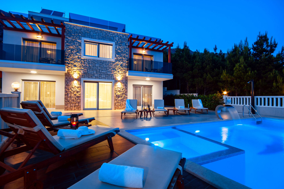 Villa Mirna in the night, very nicely organized lights at the outdoor area