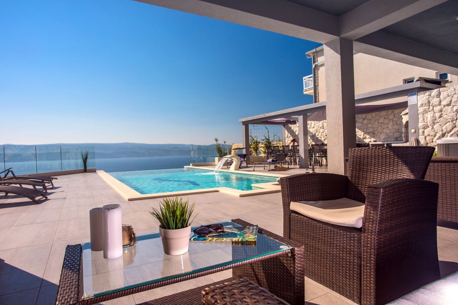 Luxury Villa POCRNJA with heated pool, jacuzzi, sauna and pool table