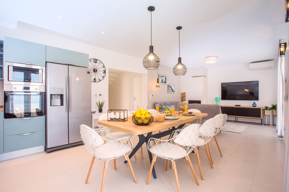 Modern and light living and dining area with direct exit to the pool