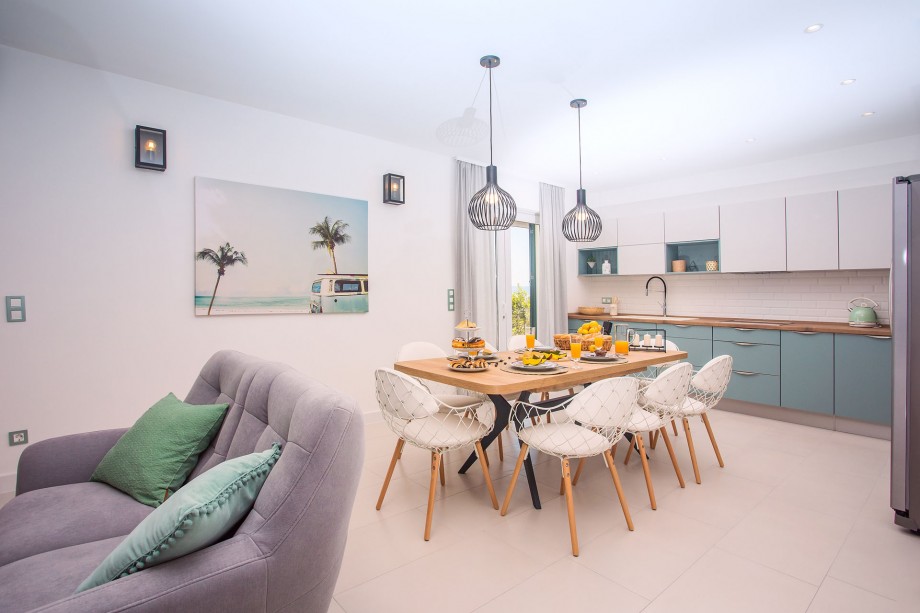 Fully equipped kitchen and dining area, exit to the outdoor dining area