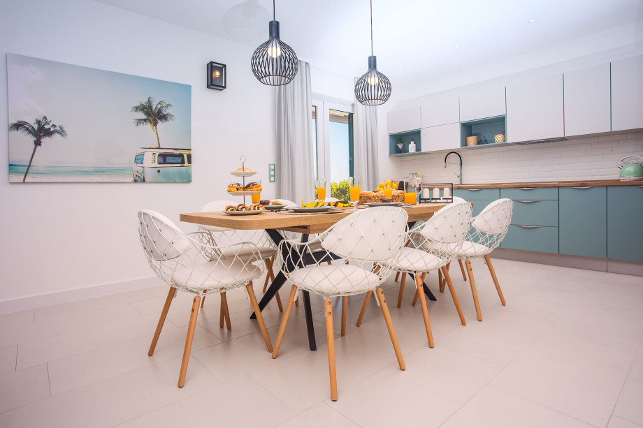 Fully equipped kitchen and dining area, exit to the outdoor dining area