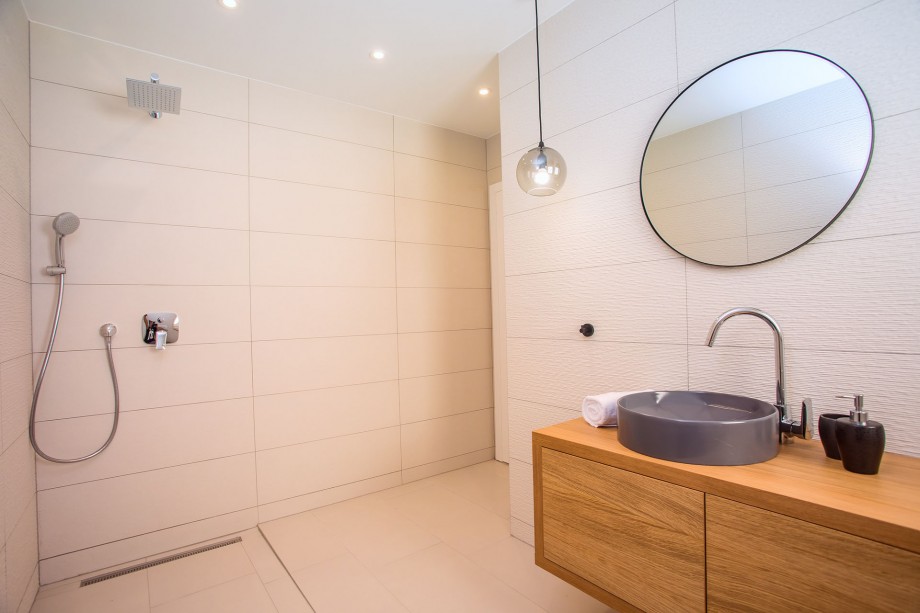 Family bathroom No.2 with shower in bedroom No.3