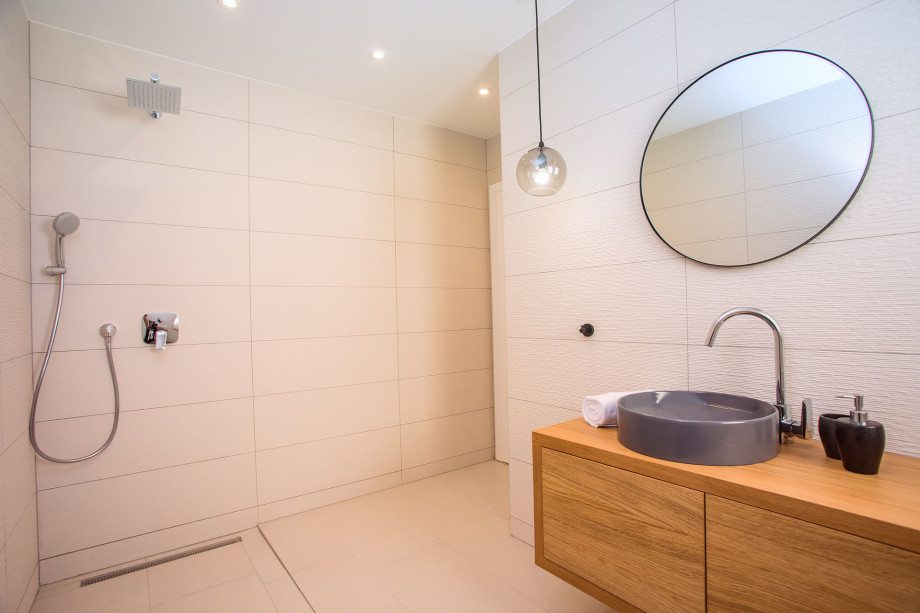 Family bathroom No.2 with shower in bedroom No.3