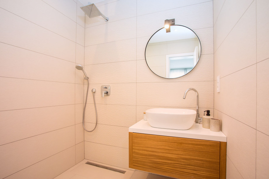 Family bathroom No.3 with shower in bedroom No.4