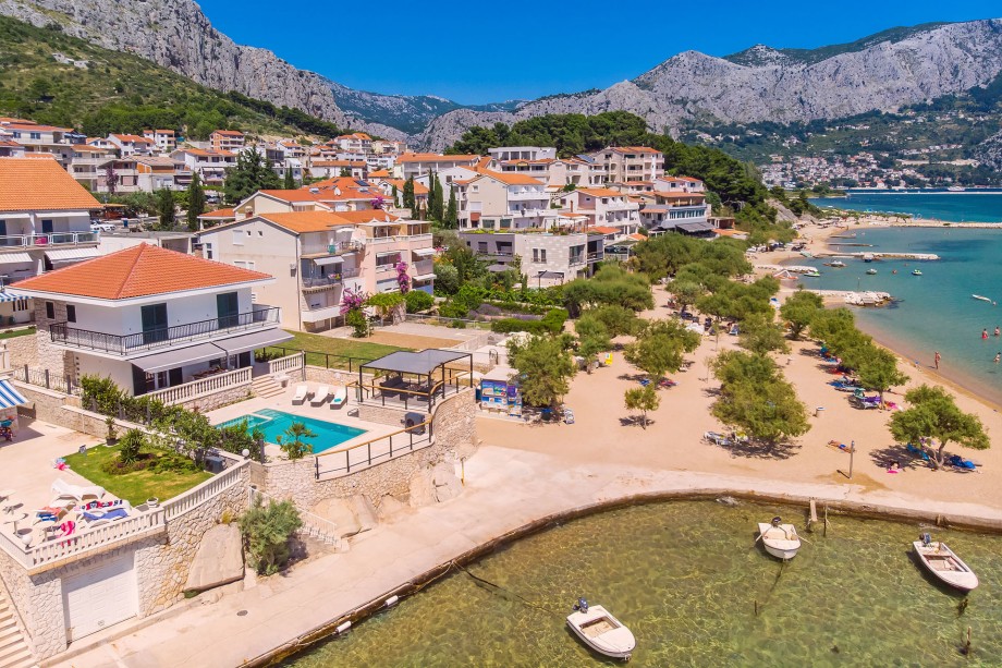 Villa Draga on a beautiful sandy beach, the possibility to rent a boat or jetski