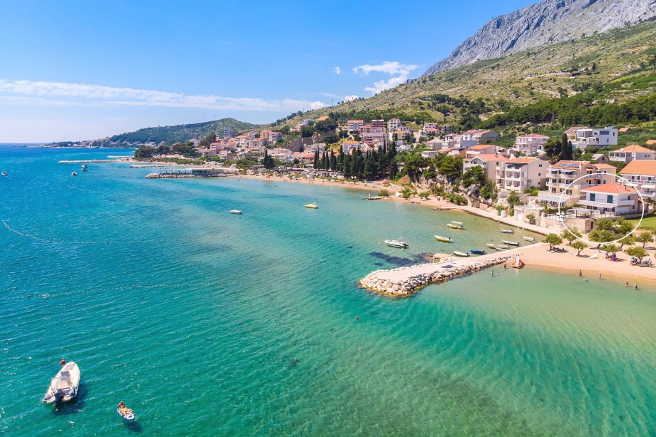 Marked position of the villa located directly on the sandy beach