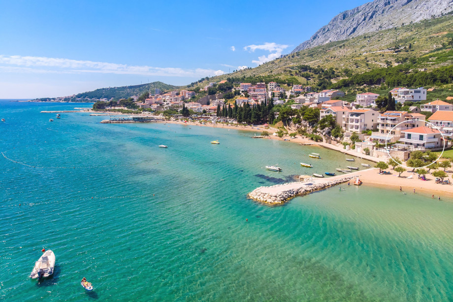 Marked position of the villa located directly on the sandy beach