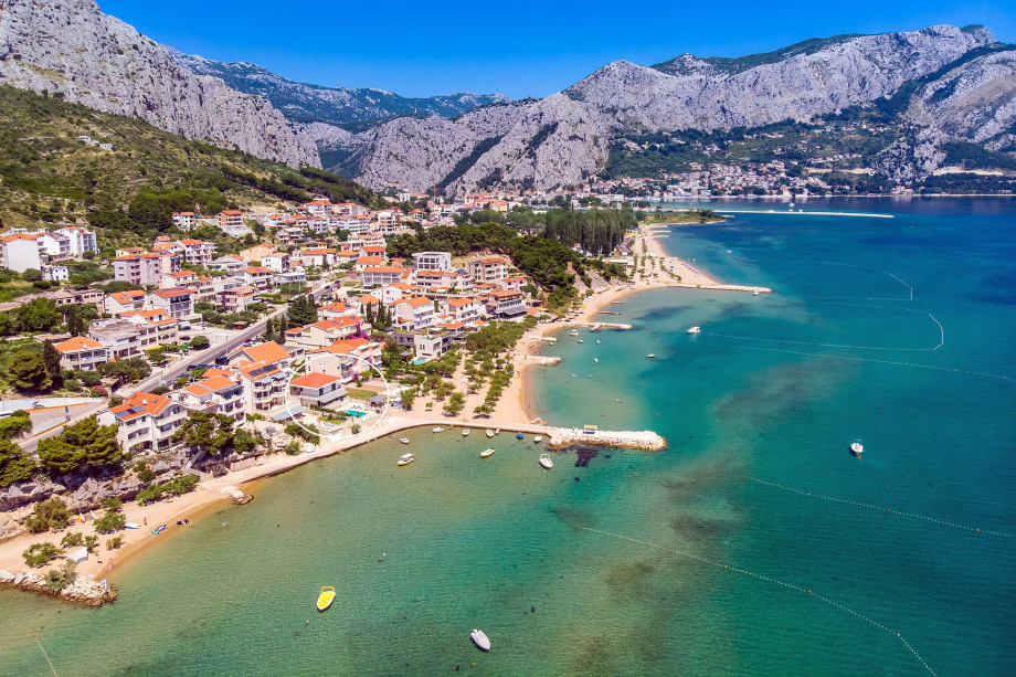 Marked position of the villa located directly on the sandy beach