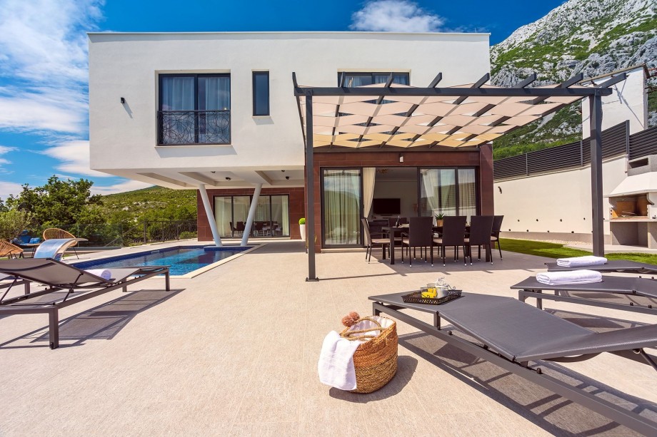 New and stylish Villa Bruna with 32sqm heated pool, sauna, billiard and media room