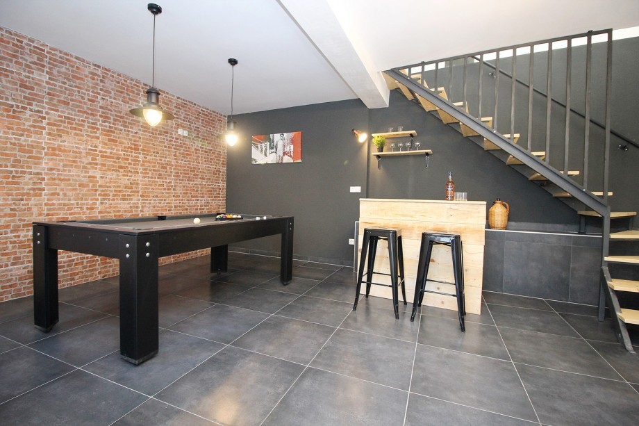 separate house with pool table, for great evenings with family or friends