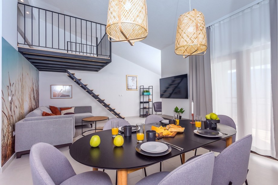 Free Wi-Fi, A/C, TV, sofa and additional lounge corner in the gallery