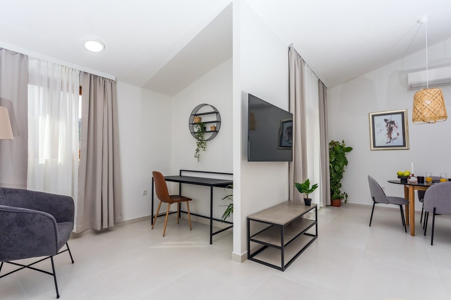 The internal half-floor staircase takes you to a first Living room