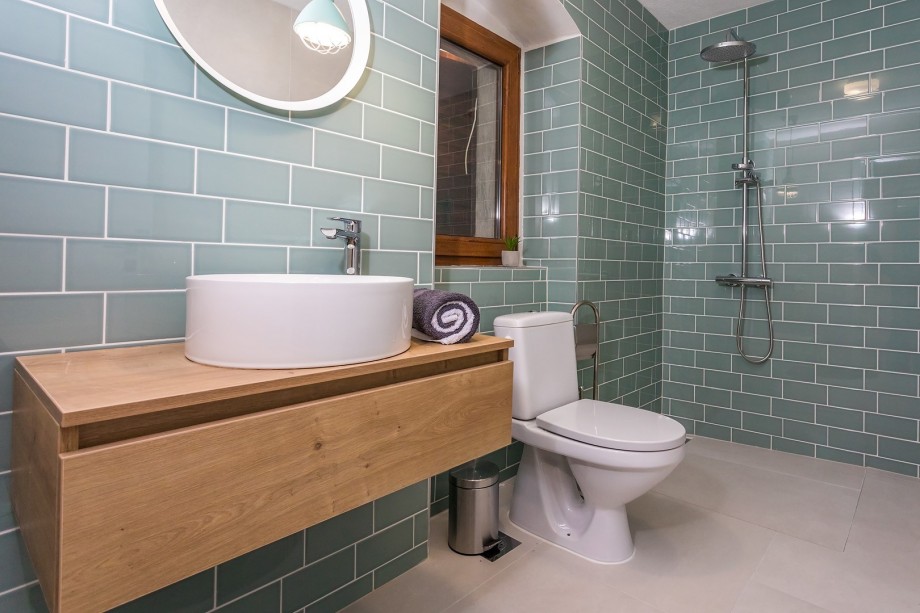 Family bathroom No1 with shower.