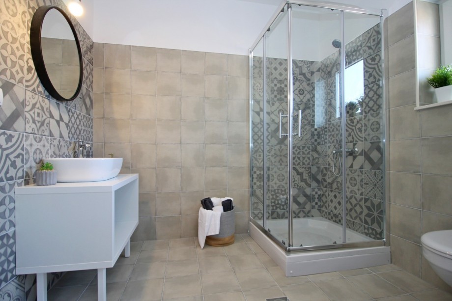 Ensuite bathroom with shower in Bedroom No.1