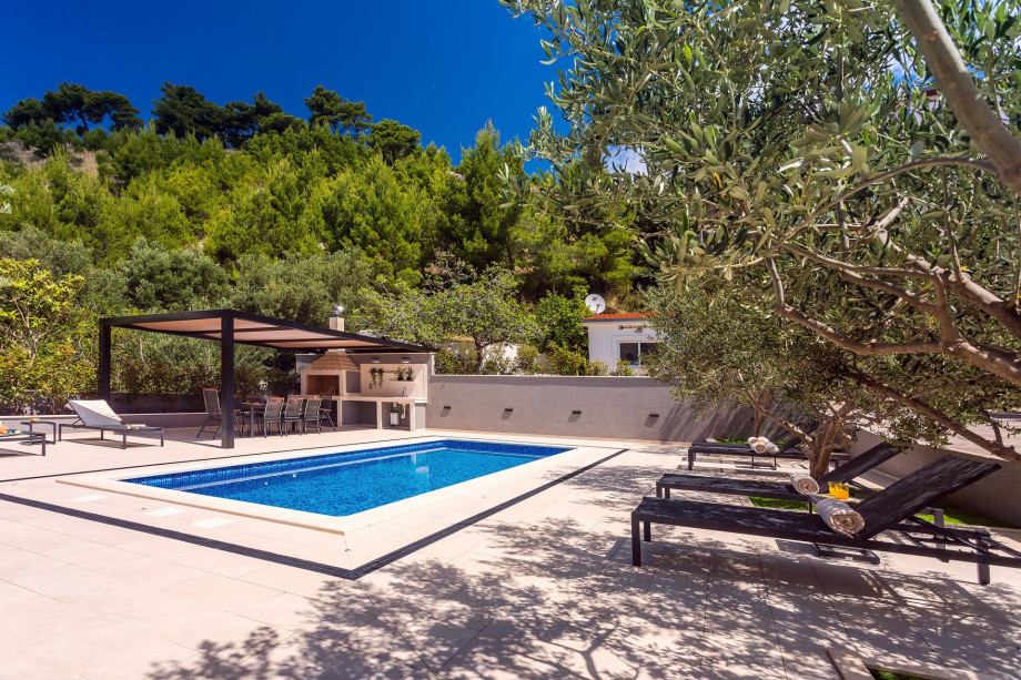 Private heated pool, outdoor dining area  with barbecue, perfect for relaxing