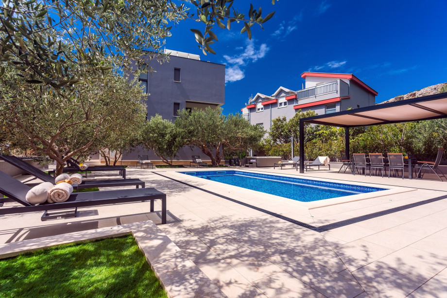 Private heated pool, outdoor dining area  with barbecue, perfect for relaxing