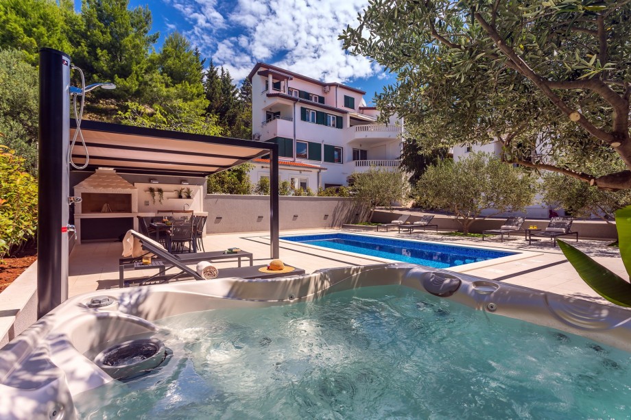 Jacuzzi, heated pool, dining, area barbecue. All you need for perfect  holiday