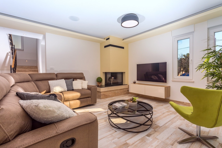 living room with a fireplace, a smoke detector, a surround system, Tv and Ac
