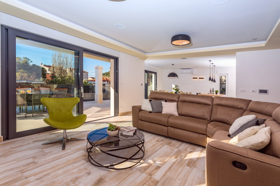 Living space of 440 sqm,  offers a very spacious high-quality interior