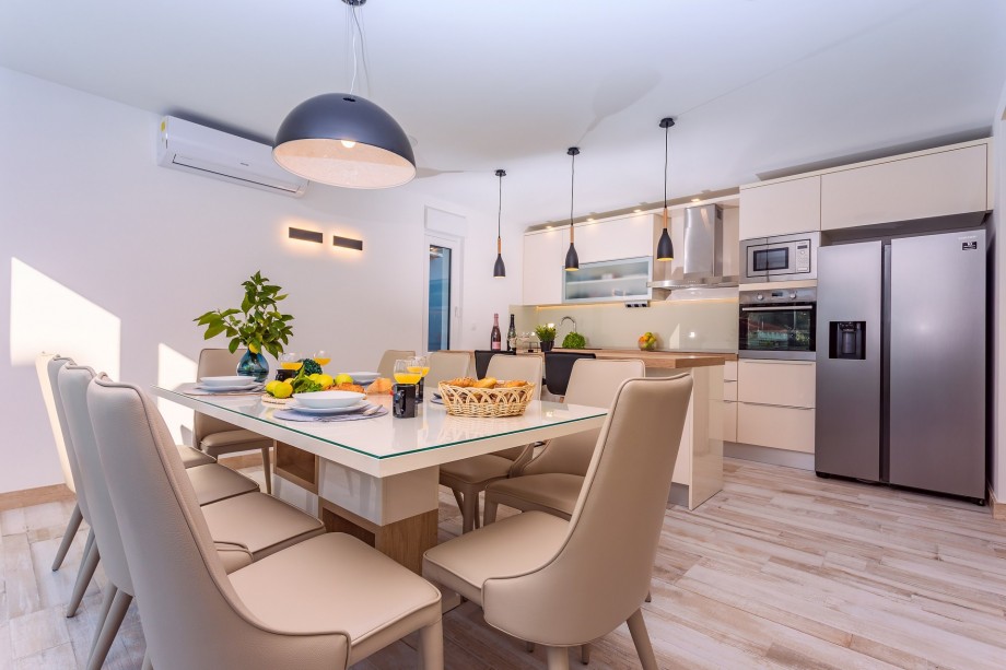 Spacious dining area for 10 people