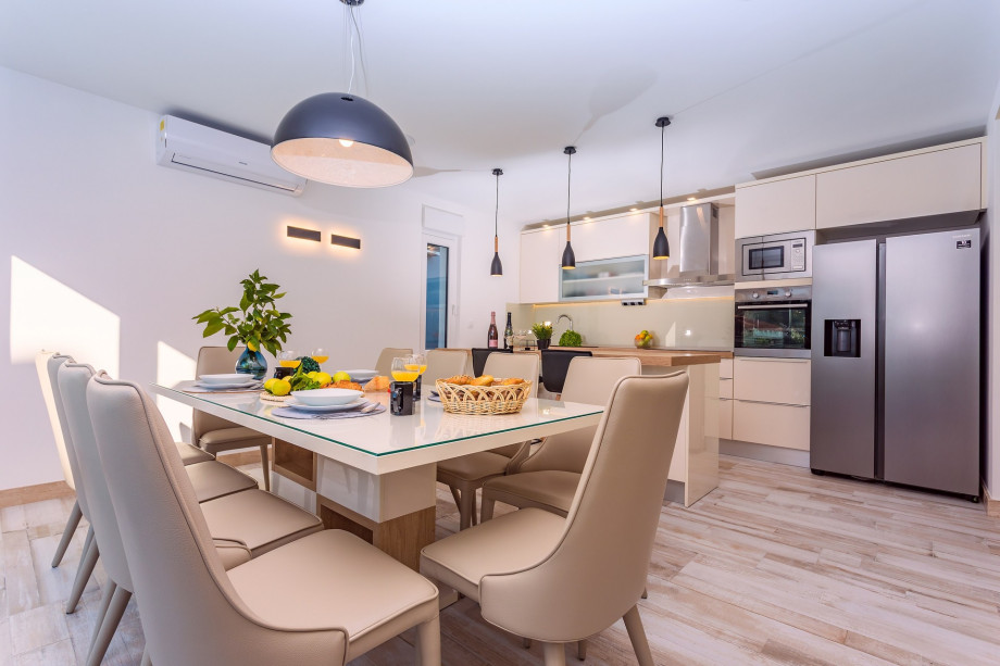 Spacious dining area for 10 people