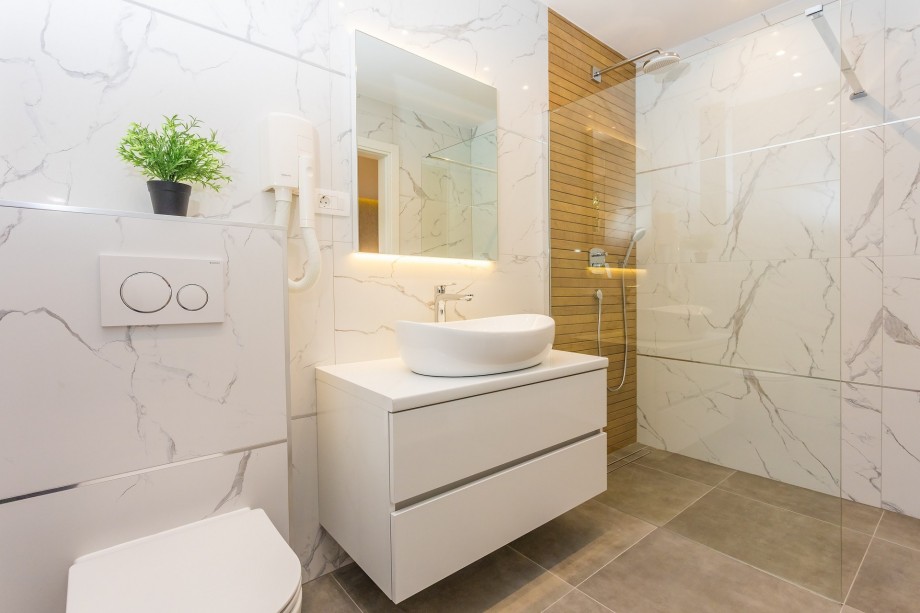 En-suite bathroom with a shower in the bedroom No.1 on the ground floor