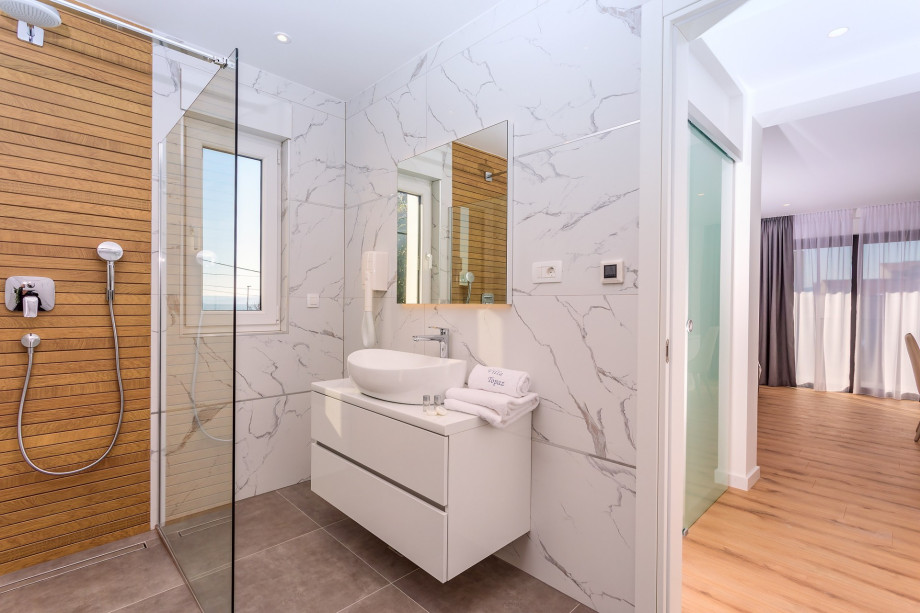 En-suite bathroom No.3 with a shower and a lot of daily light.