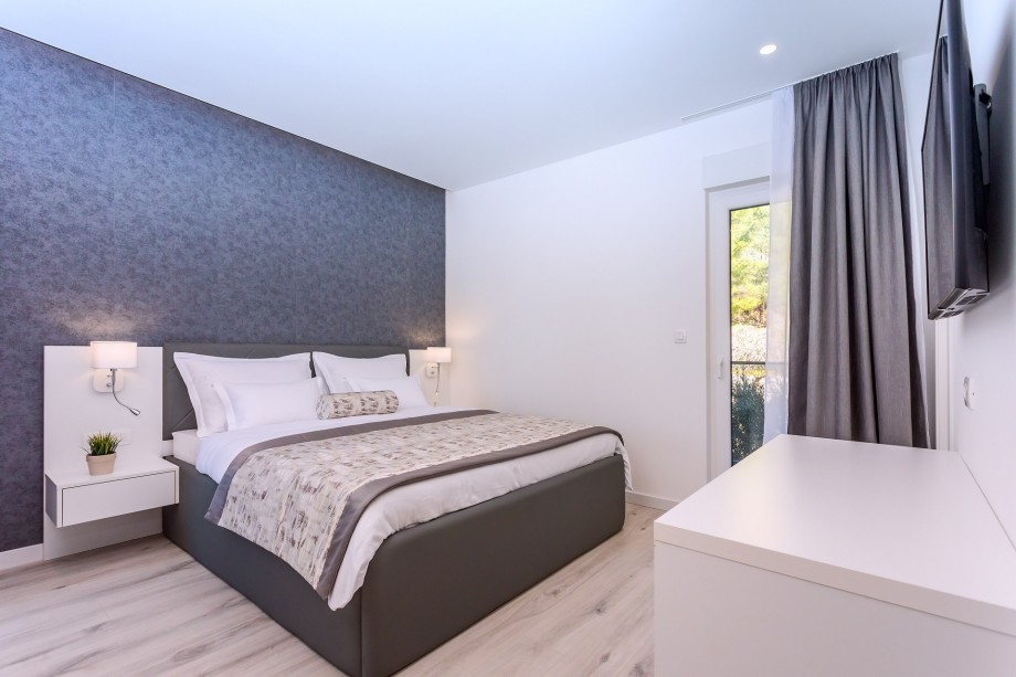 A Bedroom No.4 with king-size bed 180x200cm and access to a balcony