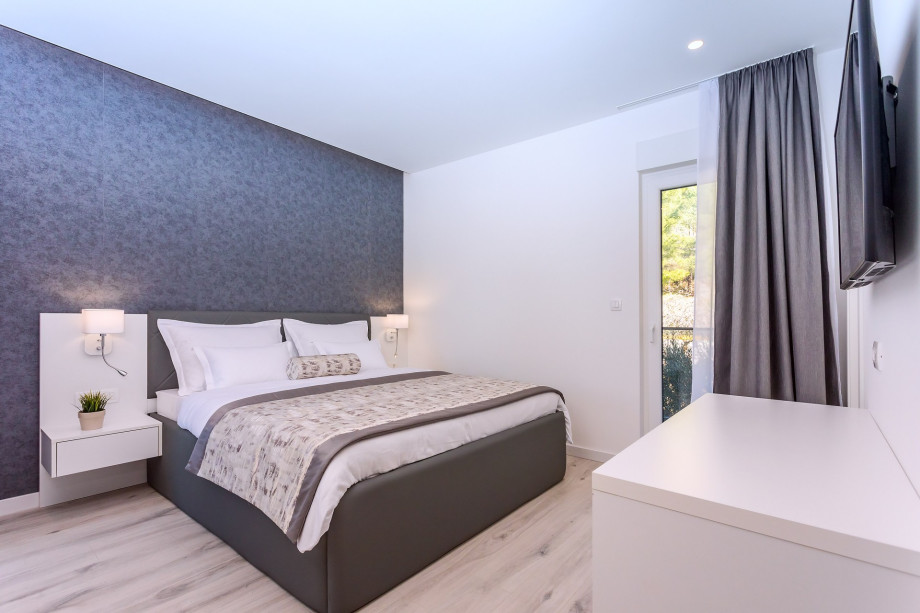 A Bedroom No.4 with king-size bed 180x200cm and access to a balcony