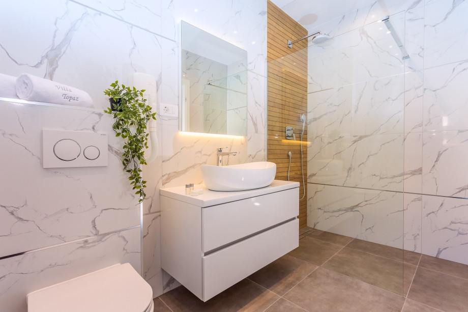 En-suite bathroom No.4 with a shower