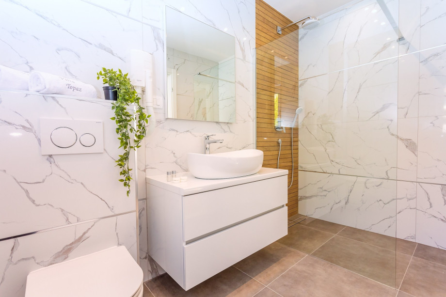 Beautifully decorated bathroom No.5 with a shower