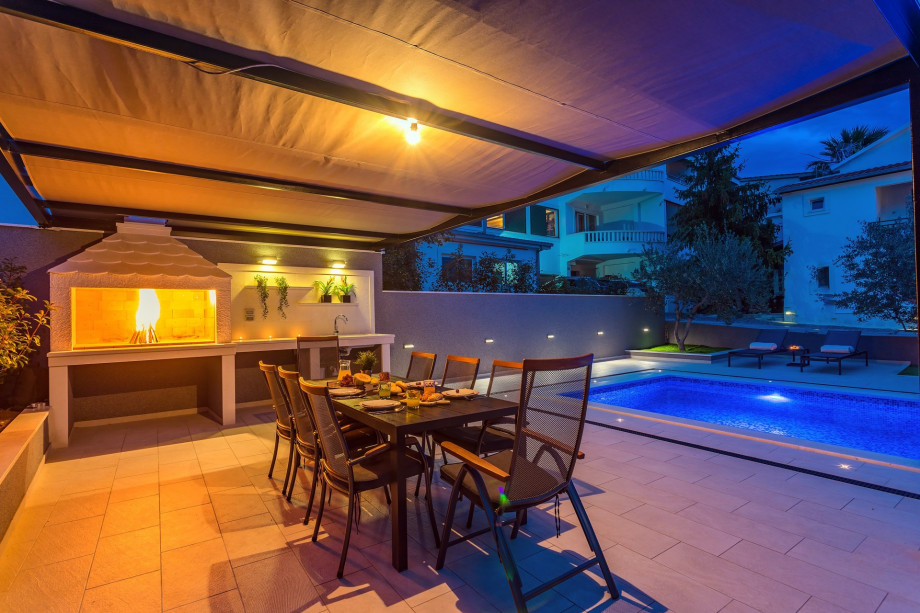 Barbecue and dining area for 10 people , near the pool and jacuzzi