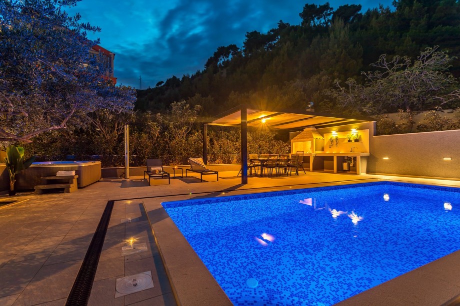 Carefully set lights around the pool and dining area