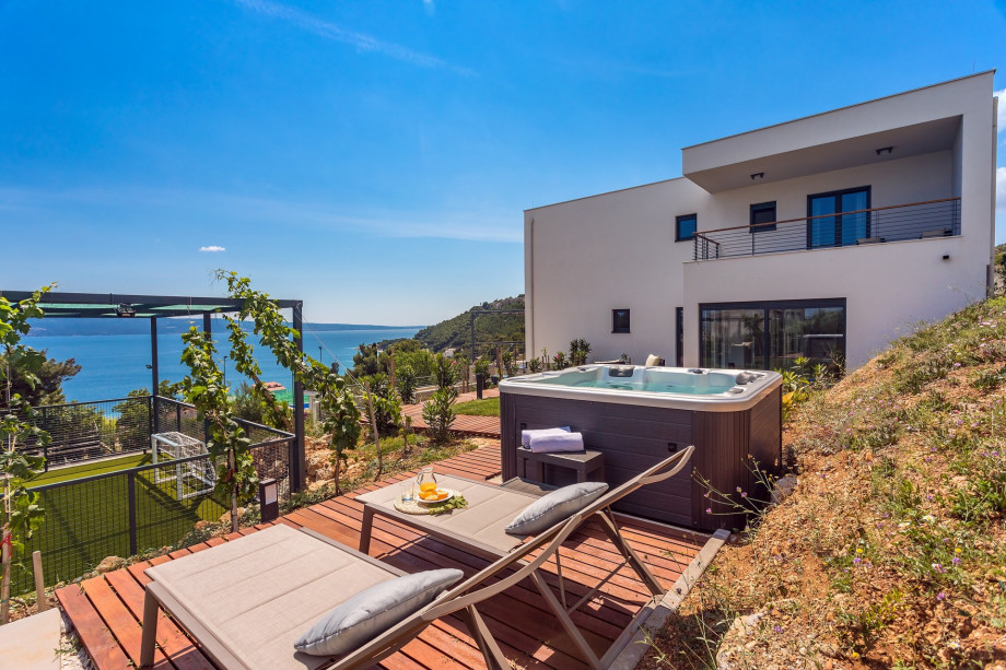 Open sea views, the perfect place to relax on the jacuzzi
