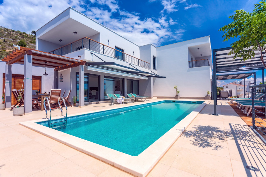 heated 11m x 3,6m private pool, huge sun deck area with 9 modern deck chairs